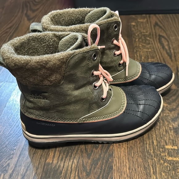 Sorel camo boots with coral accents size 6 - Picture 2 of 5
